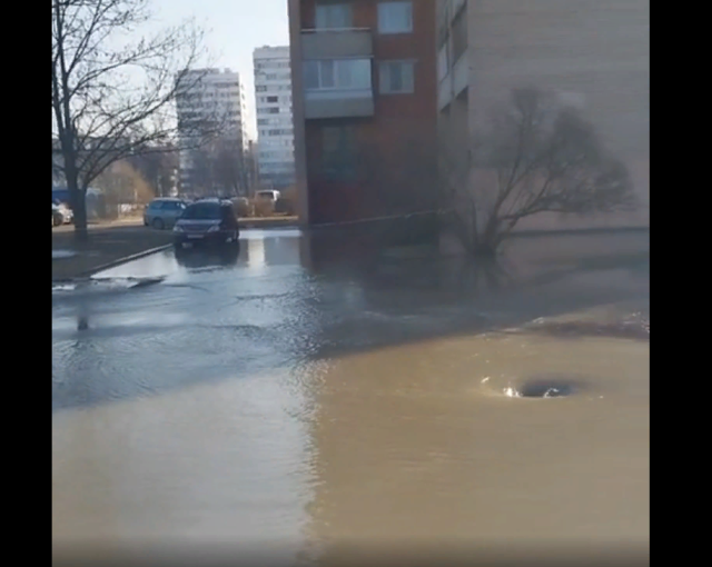 Таинственная воронка: Затопленная улица Здоровцева приковывает взгляды жителей Петербурга
