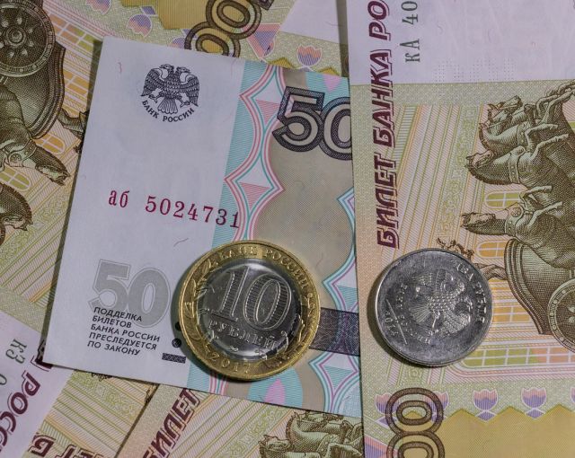 Более 250 тысяч рублей: Адвокаты Петербурга получают самые высокие зарплаты