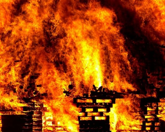 Трех человек спасли из горящего дома в Сыктывкаре