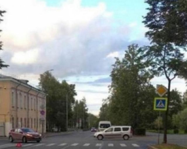 Водитель иномарки сбил девушку в центре Петрозаводска