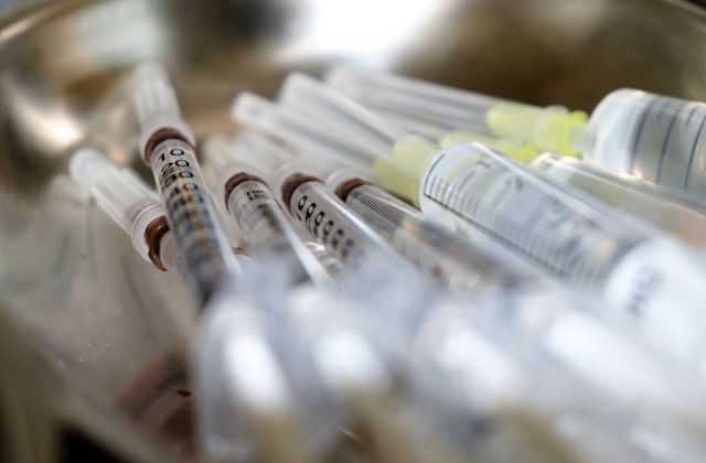 Петербург провалил кампанию по вакцинации несовершеннолетнего населения от COVID-19