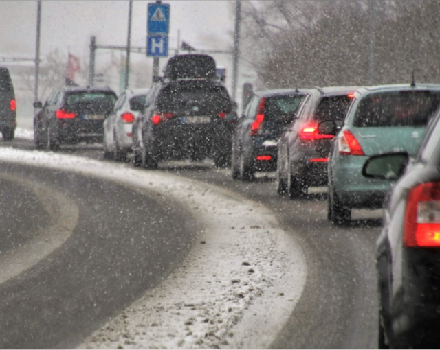 Мокрый снег и дождь привели к увеличению количества аварий в Петербурге
