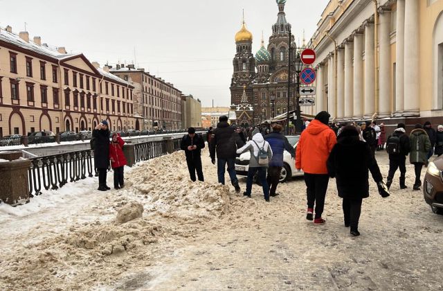 «Коляски вязнут, на площадку не попасть!» — петербургские мамы жалуются на плохую уборку снега