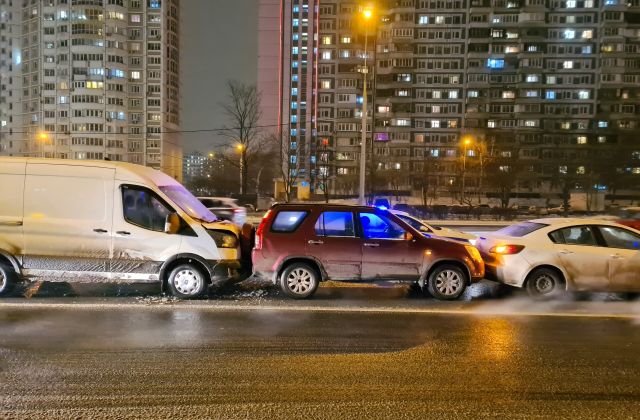 На дорогах Петербурга повышается риск ДТП из-за надвигающегося снегопада