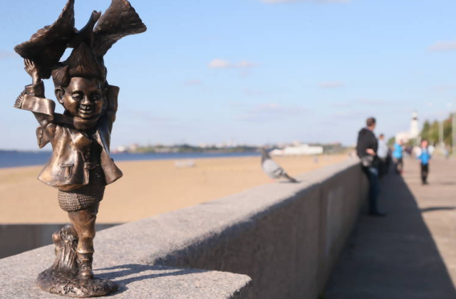 В Архангельске установили фигурку кудесника на набережной Северной Двины