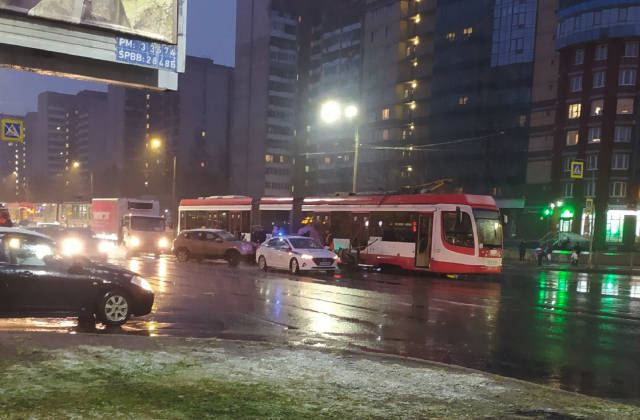 День жестянщика: без снегоуборочной техники улицы Петербурга превратились в каток с ДТП