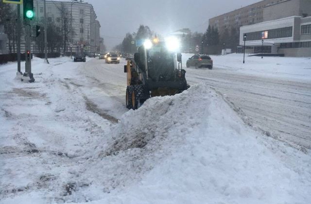 Последствия снегопада в Архангельске устраняют 57 единиц техники