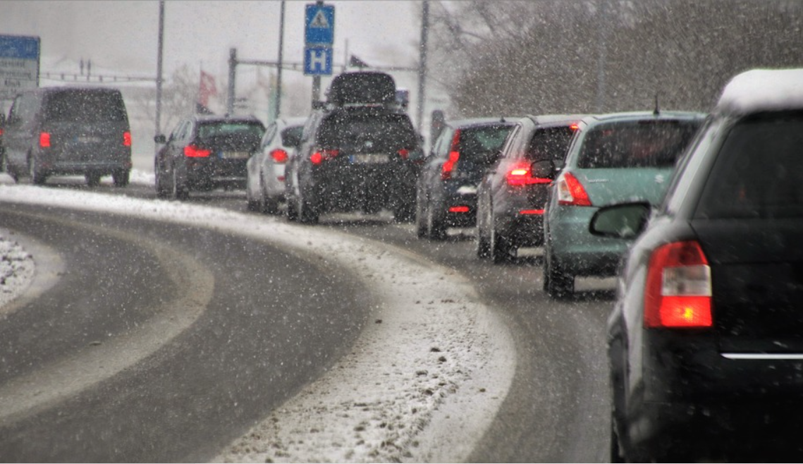 Мокрый снег и дождь привели к увеличению количества аварий в Петербурге