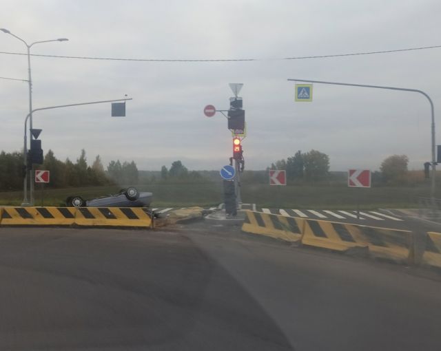 Легковушка перевернулась возле Рубежного шоссе в Колпино