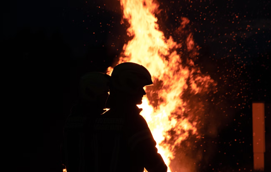В Мурманской области выясняют причины крупного пожара на стадионе