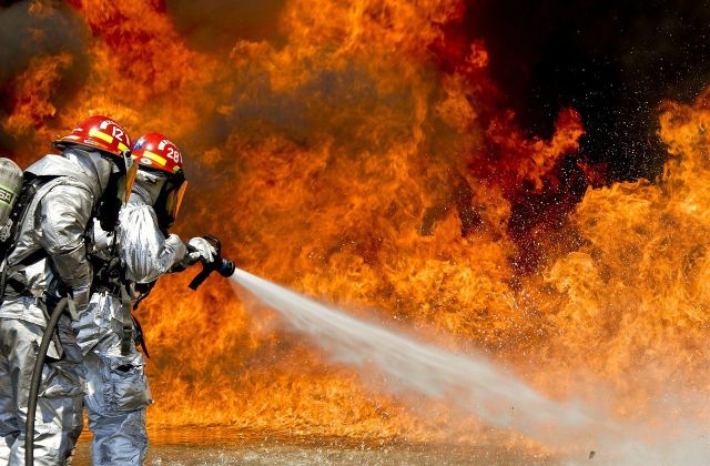 Пожар на мусорной площадке в Петербурге унес жизнь женщины