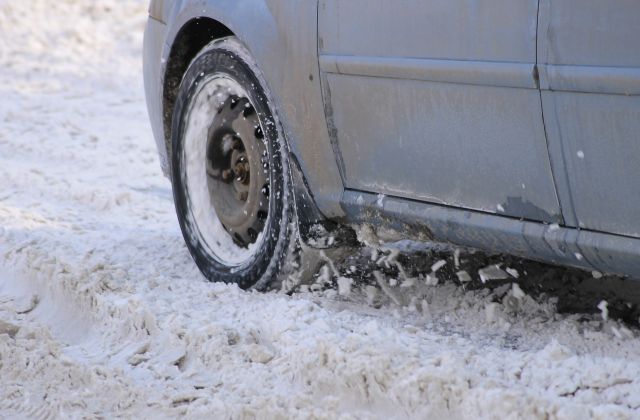 Петербуржцы жалуются Беглову на неубранные улицы с грязным снегом и лужами