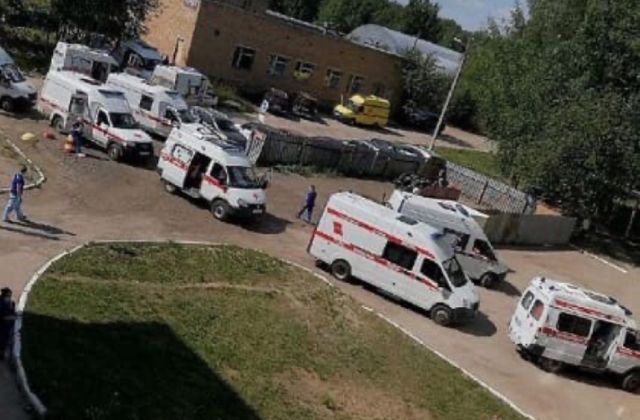 Возле республиканской больницы Коми заметили очередь из карет «скорой помощи»