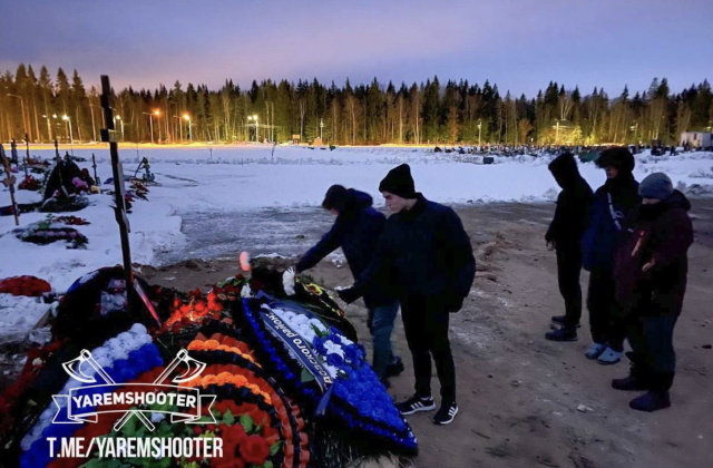 Жители Петербурга зажигают свечи на могиле героя из ЧВК «Вагнер»