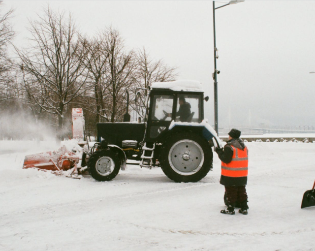 Трактористы отказались убирать снег в Североморске из-за долгов по зарплате