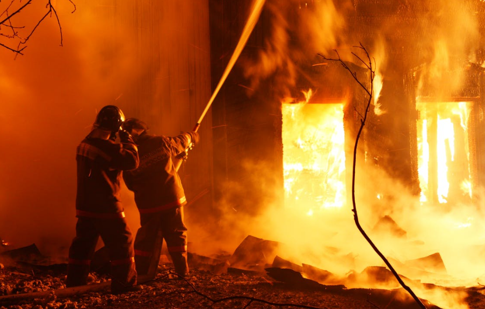 В Апатитах на предприятии по переработке резины ночью случился пожар