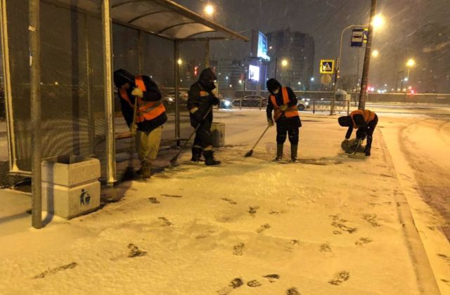 Предновогодняя ночь запомнится петербуржцам неубранным снегом на улицах