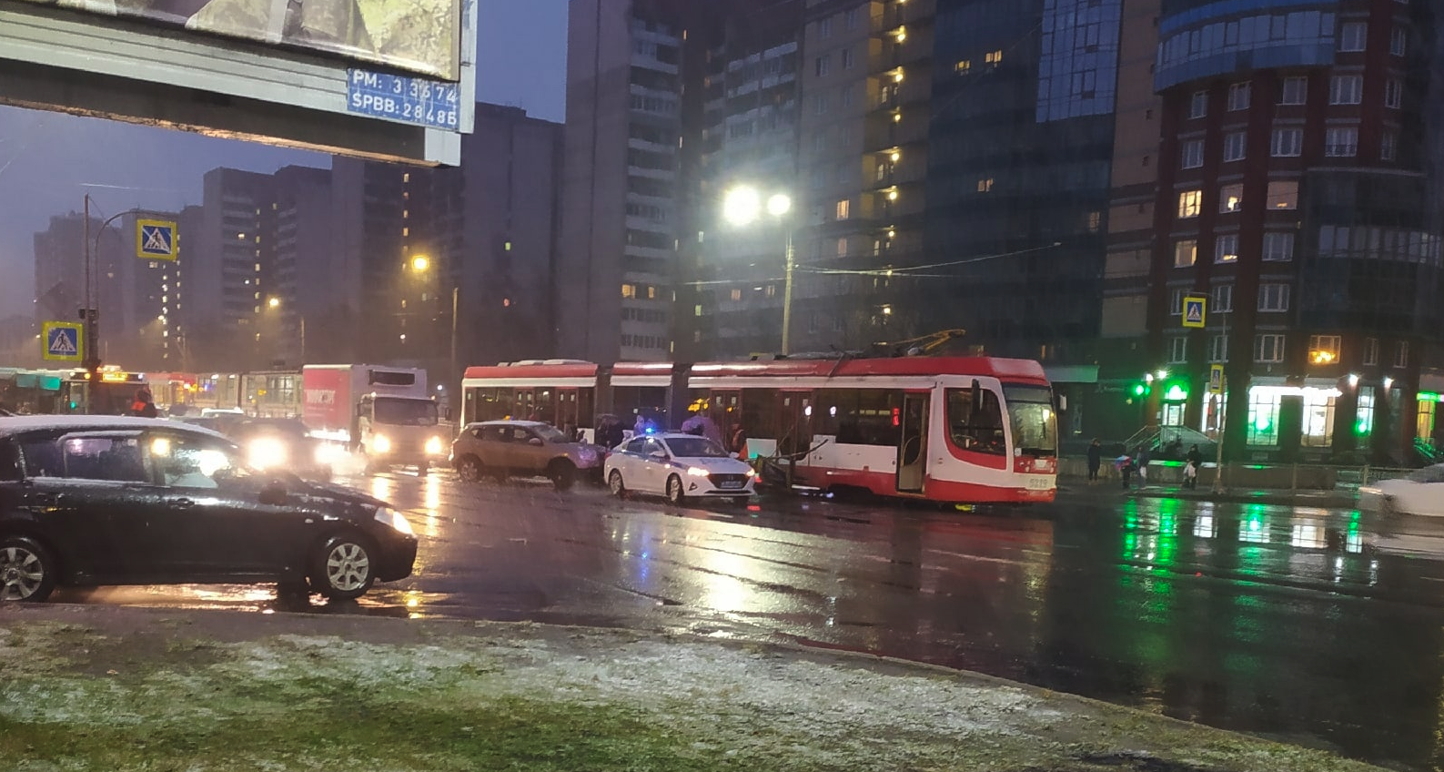 День жестянщика: без снегоуборочной техники улицы Петербурга превратились в каток с ДТП