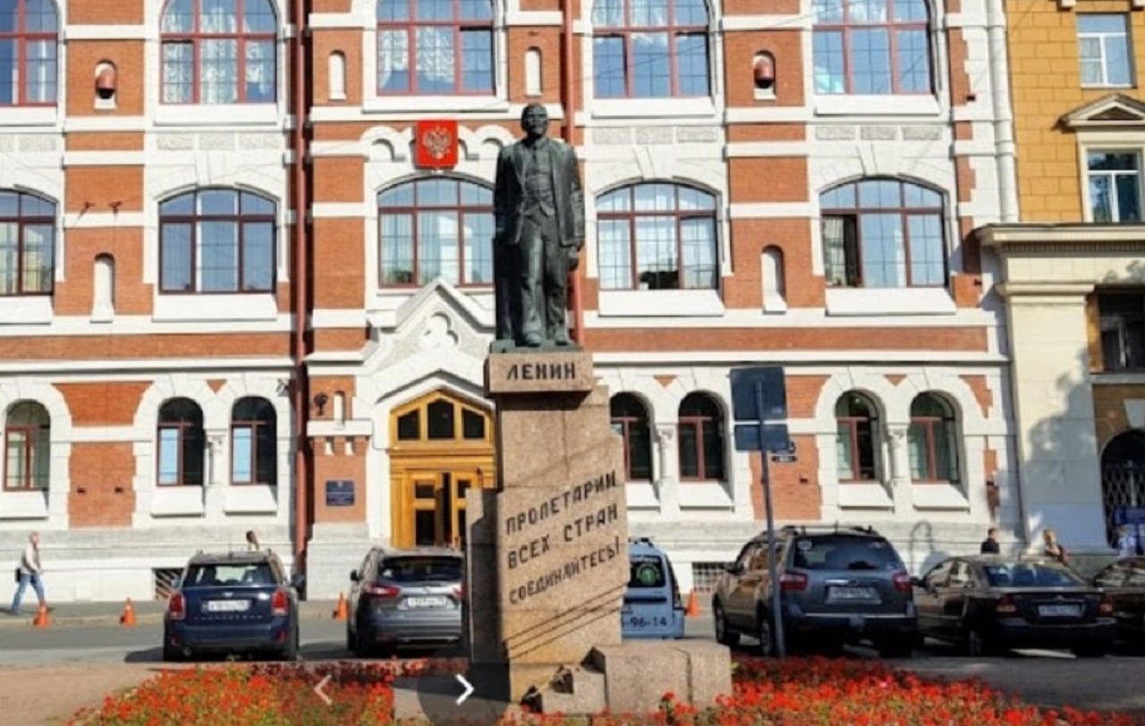 Вандал испортил памятник Ленину на Большом проспекте Васильевского острова