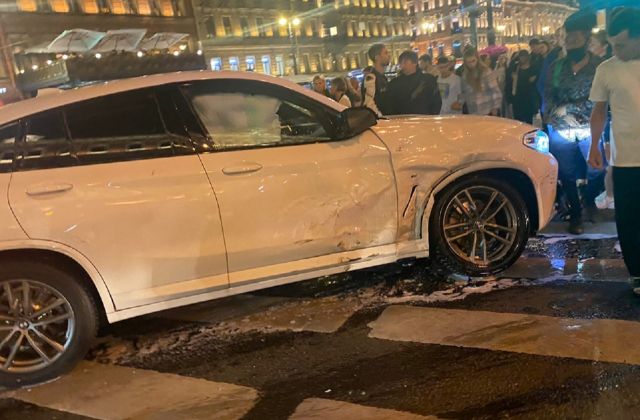 Каршеринговый автомобиль угодил в BMW на Невском проспекте