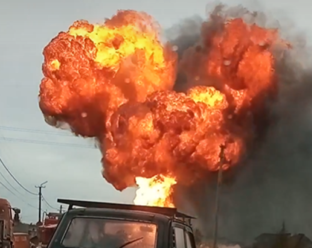 Гигантский столб пламени наблюдали очевидцы взрыва газового баллона в Котласе