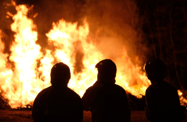 15 человек спасли пожарные ночью из горящего дома на улице Молодой Гвардии