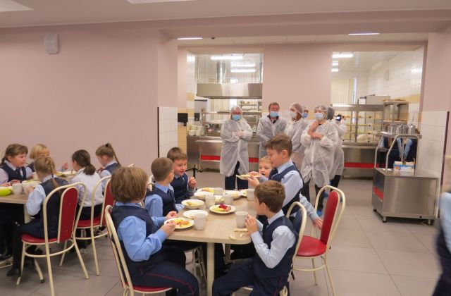 Проблемы с организацией питания в школах Фрунзенского района стали причиной обращения родителей к президенту