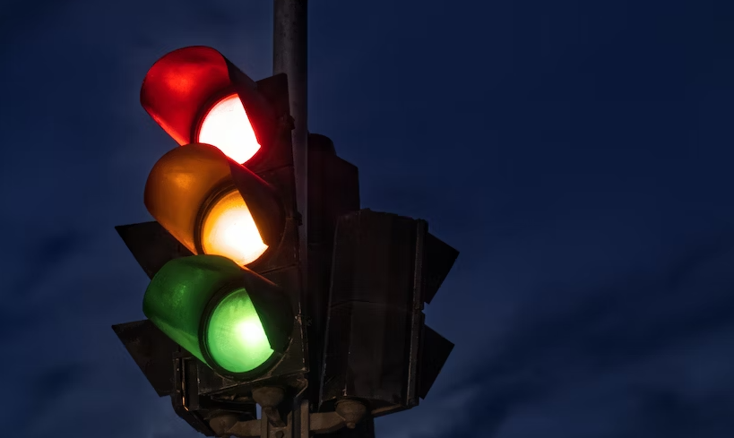 Водителей предупреждают о смене режима светофора на перекрёстке Урицкого с Обводным каналом