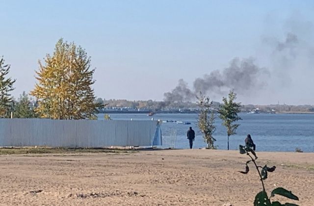 У яхт-клуба «Балтиец» в Финском заливе загорелся катер