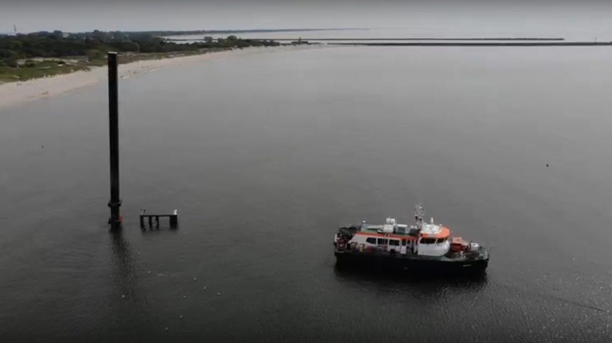 В Калининградской области поднимают затонувшую морскую платформу