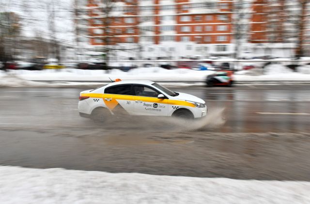 Пробке быть: проспект Луначарского превратился в однополосную дорогу из-за неубранного снега и луж