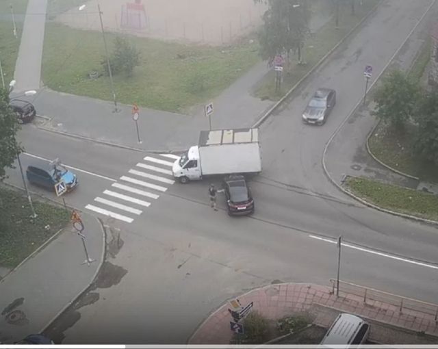 Фургон и легковушка встретились на перекрестке в Петрозаводске