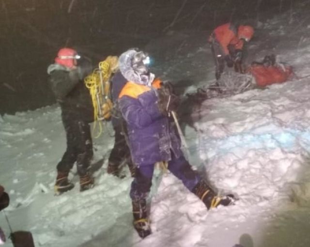Спасатели достали тела погибших на Эльбрусе альпинистов