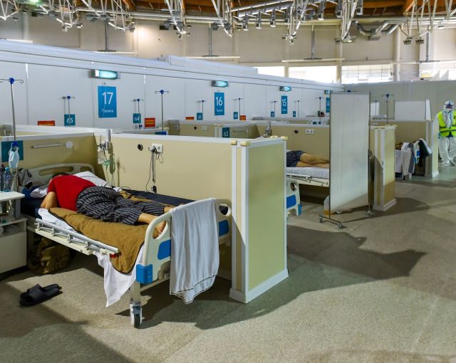 Правительство Петербурга не смогло обеспечить больницы койками перед приходом «Омикрона»
