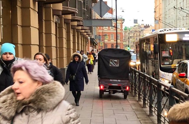 Петербуржцы высмеяли новый вид транспорта на тротуарах