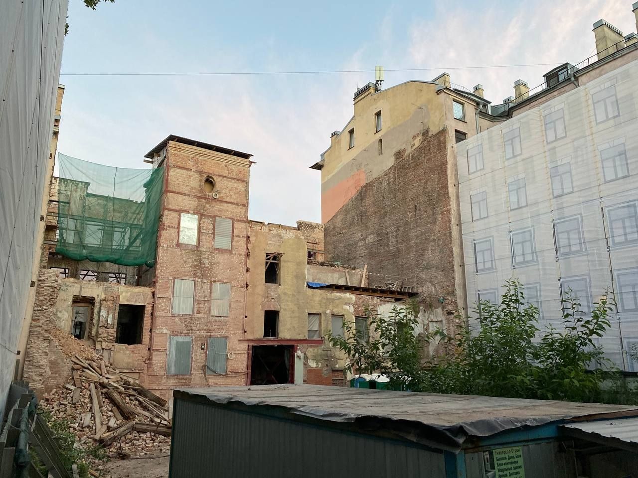 Петербургский мундеп Киселев рассказал, как Смольный одобряет снос исторических зданий в угоду застройщикам