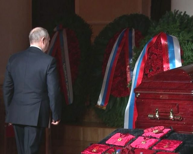 Владимир Путин коснулся гроба Владимира Жириновского