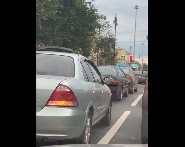 Массовое ДТП спровоцировало пробку на Московском проспекте