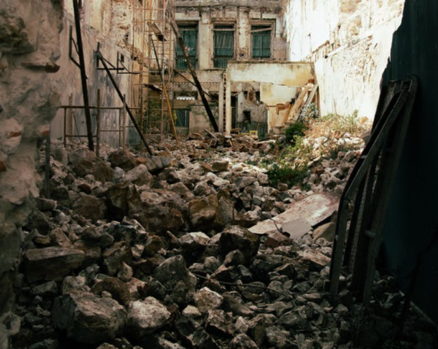 В Калининграде из-за шторма рухнула стена в расселённом доме и затопило улицы