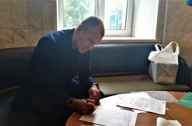 Шугалей сдал подписные листы на регистрацию в качестве кандидата в депутаты в ЗакС
