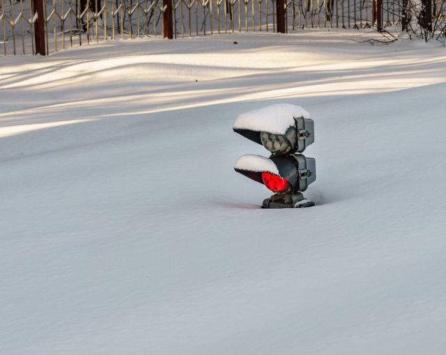 Петербуржцы пожаловались на поломанные от снега остановки общественного транспорта