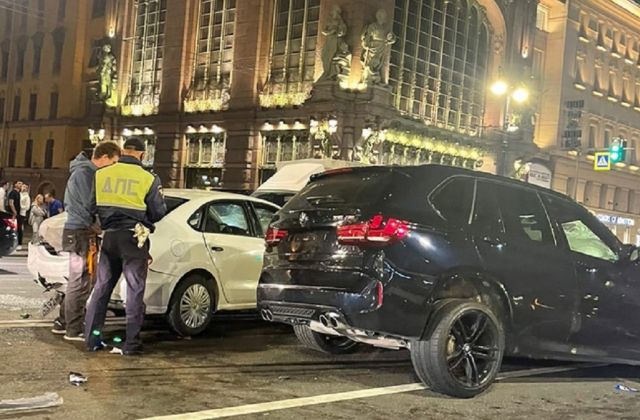 Ночью водитель BMW устроил массовую аварию в центре Петербурга