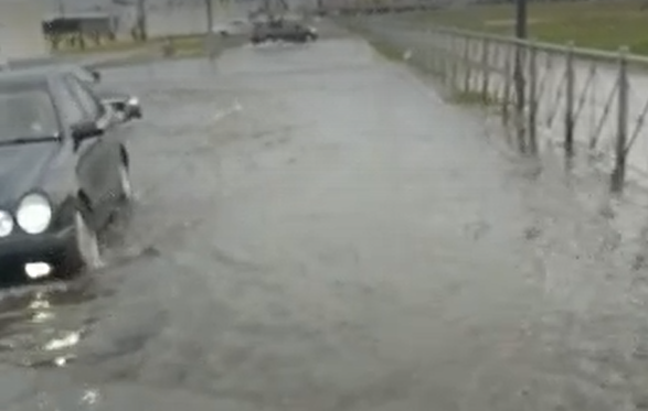 Дорогу у стадиона «Калининград» затопило без дождя