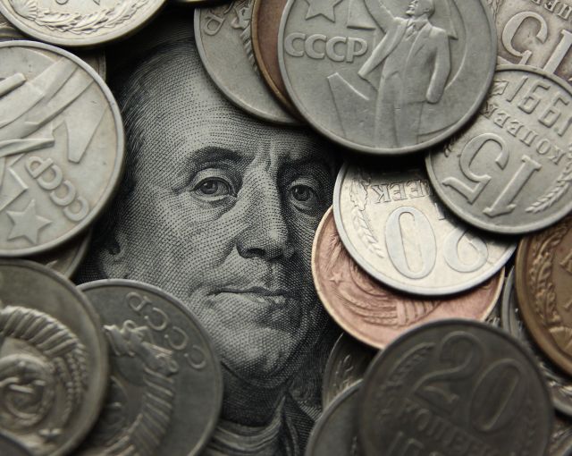 Финансовый аналитик назвал условия, при которых доллар может стоить до 65 рублей