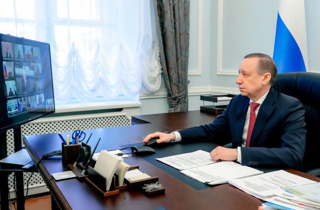 Вице-губернатор Казарин остался недоволен вопросами петербуржцев на «прямой линии»