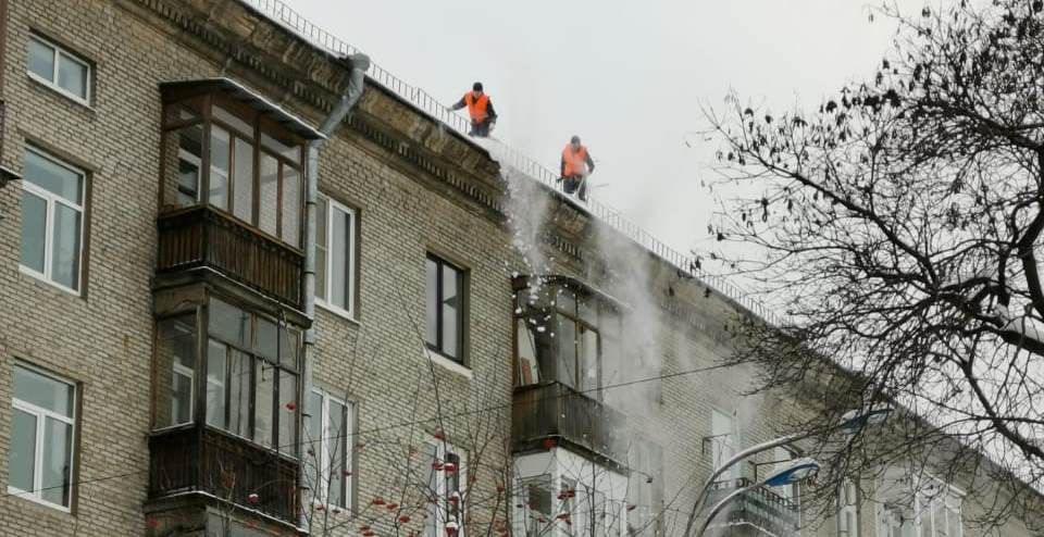 В Петербурге для очистки крыш от сосулек применили «нанолопату»