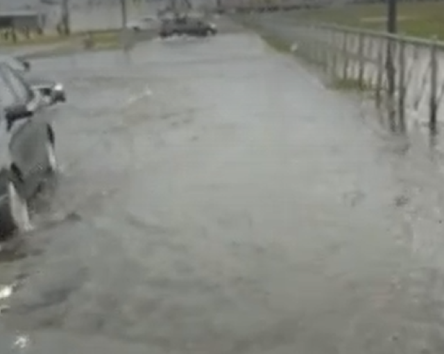Дорогу у стадиона «Калининград» затопило без дождя