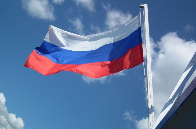 С 1 сентября каждая учебная неделя в школах будет начинаться с флага и гимна России