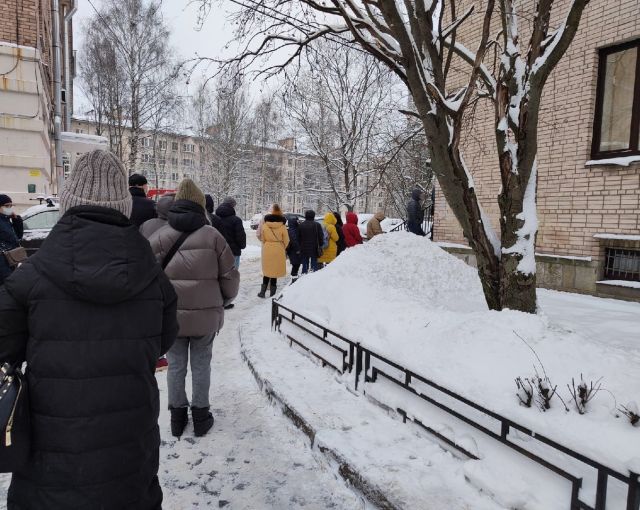 Комздрав Петербурга признал нерешаемой проблему очередей в поликлиниках