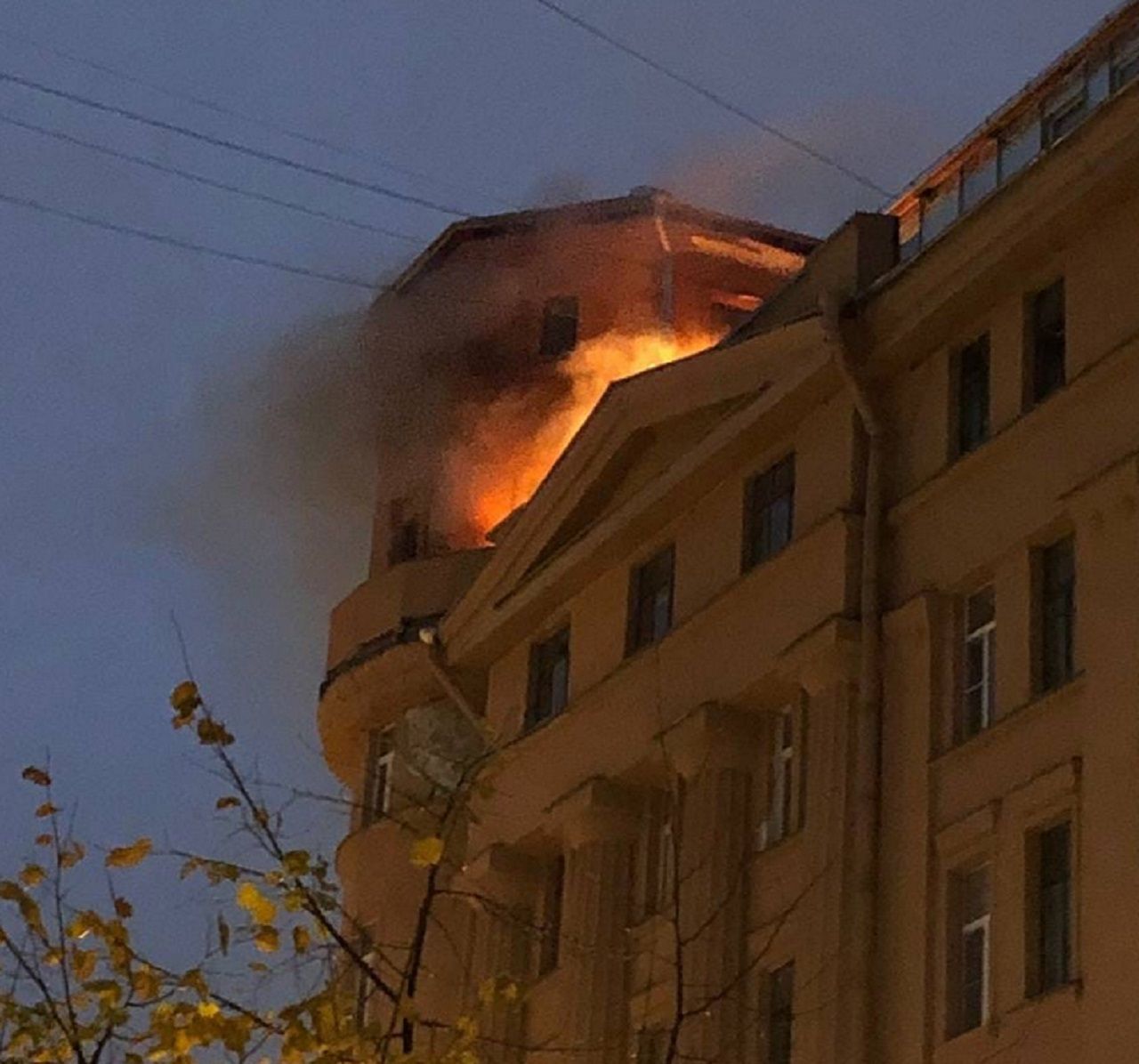 В Петербурге горит кровля исторического дома Чубакова на набережной Карповки